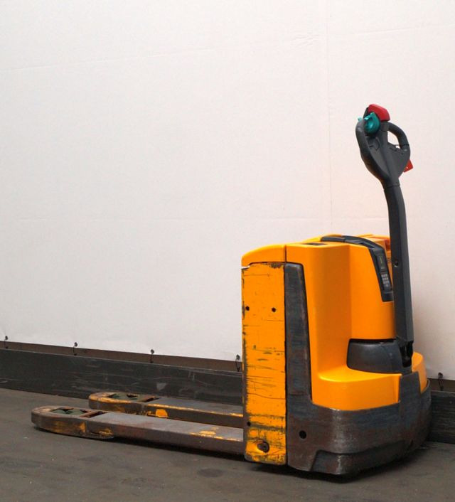 Jungheinrich EJE116 - Kézi raklapemelő: 2 kép. Jungheinrich EJE116 - Kézi raklapemelő: 2 kép.