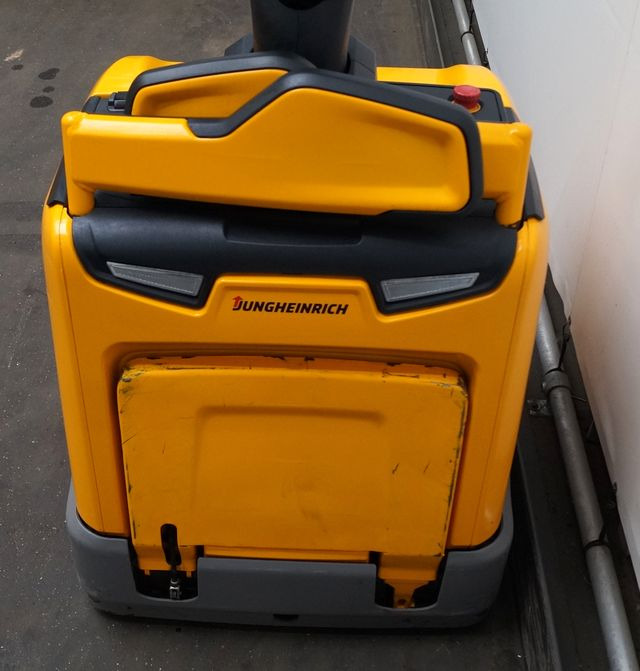 Jungheinrich ERE120 - Kézi raklapemelő: 4 kép. Jungheinrich ERE120 - Kézi raklapemelő: 4 kép.