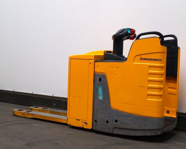 Jungheinrich ERE225 - Kézi raklapemelő: 2 kép. Jungheinrich ERE225 - Kézi raklapemelő: 2 kép.