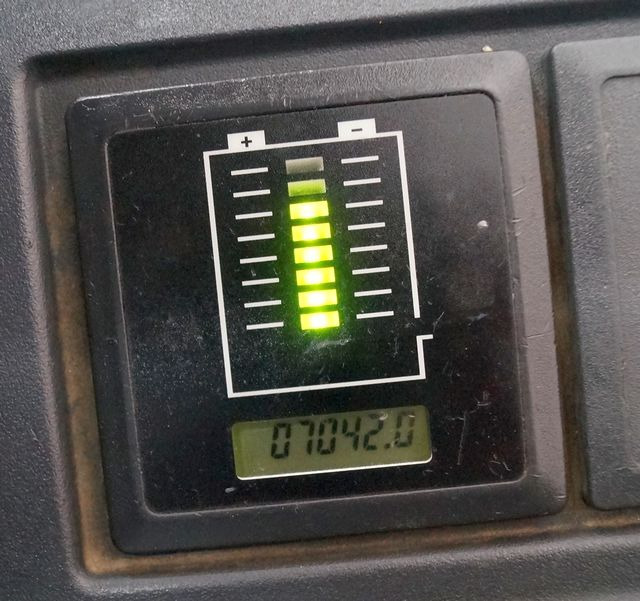 Jungheinrich ERE225 - Kézi raklapemelő: 4 kép. Jungheinrich ERE225 - Kézi raklapemelő: 4 kép.