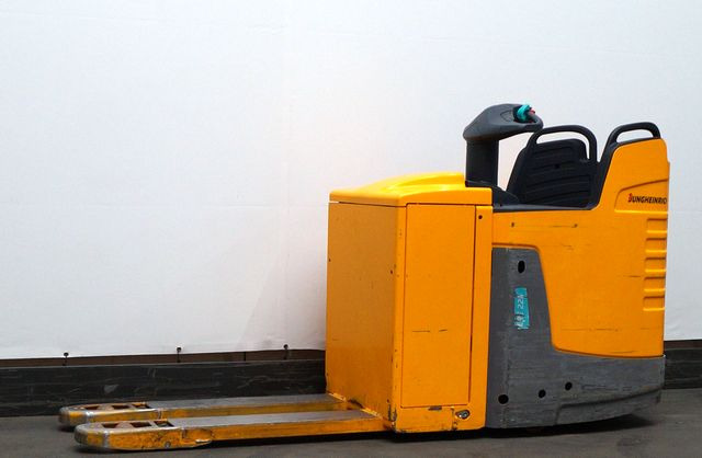 Jungheinrich ERE225 - Kézi raklapemelő: 1 kép. Jungheinrich ERE225 - Kézi raklapemelő: 1 kép.