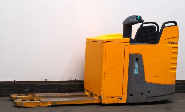 Jungheinrich ERE225 - Kézi raklapemelő: 1 kép. Jungheinrich ERE225 - Kézi raklapemelő: 1 kép.