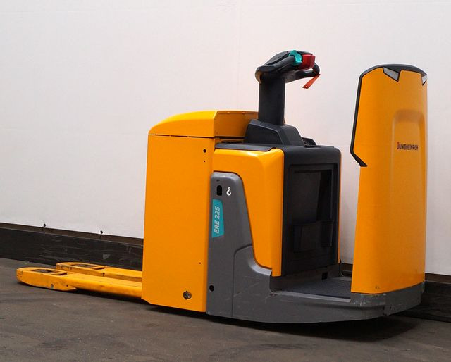 Jungheinrich ERE225 - Kézi raklapemelő: 2 kép. Jungheinrich ERE225 - Kézi raklapemelő: 2 kép.