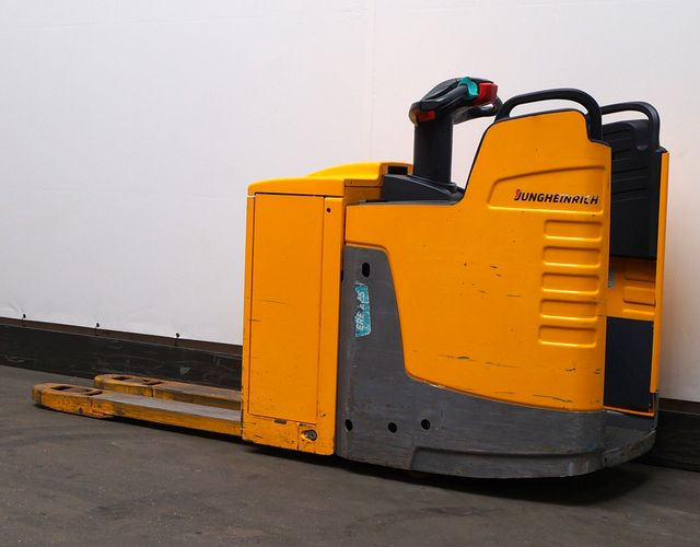 Jungheinrich ERE225 - Kézi raklapemelő: 2 kép. Jungheinrich ERE225 - Kézi raklapemelő: 2 kép.