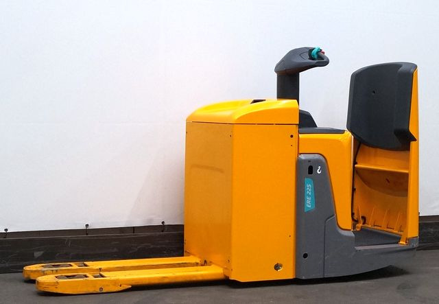 Jungheinrich ERE225 - Kézi raklapemelő: 1 kép. Jungheinrich ERE225 - Kézi raklapemelő: 1 kép.