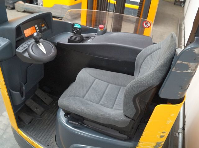 Jungheinrich ETV214 - Tolóoszlopos targoncá: 3 kép. Jungheinrich ETV214 - Tolóoszlopos targoncá: 3 kép.