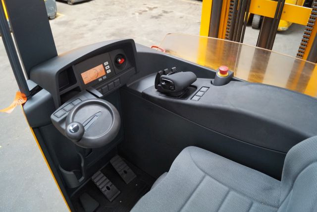 Jungheinrich ETV214 - Tolóoszlopos targoncá: 3 kép. Jungheinrich ETV214 - Tolóoszlopos targoncá: 3 kép.