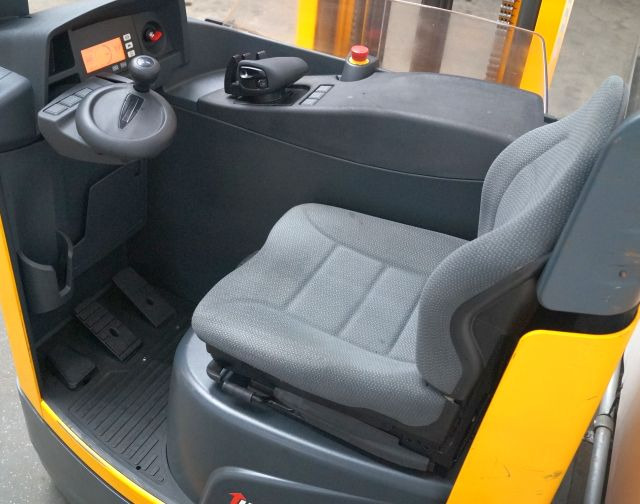 Jungheinrich ETV214 - Tolóoszlopos targoncá: 3 kép. Jungheinrich ETV214 - Tolóoszlopos targoncá: 3 kép.