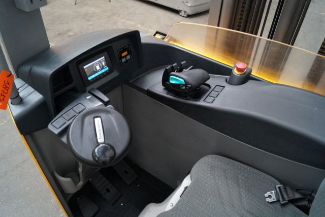 Jungheinrich ETV214 - Tolóoszlopos targoncá: 3 kép. Jungheinrich ETV214 - Tolóoszlopos targoncá: 3 kép.