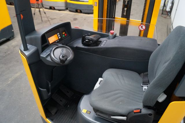 Jungheinrich ETV214 - Tolóoszlopos targoncá: 3 kép. Jungheinrich ETV214 - Tolóoszlopos targoncá: 3 kép.