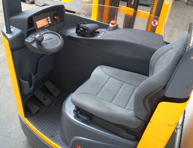 Jungheinrich ETV214 - Tolóoszlopos targoncá: 3 kép. Jungheinrich ETV214 - Tolóoszlopos targoncá: 3 kép.