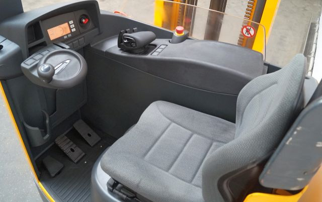 Jungheinrich ETV214 - Tolóoszlopos targoncá: 3 kép. Jungheinrich ETV214 - Tolóoszlopos targoncá: 3 kép.