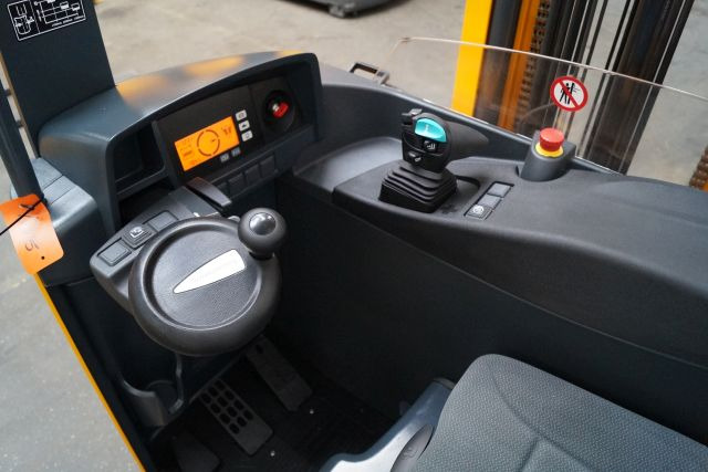 Jungheinrich ETV214 - Tolóoszlopos targoncá: 3 kép. Jungheinrich ETV214 - Tolóoszlopos targoncá: 3 kép.