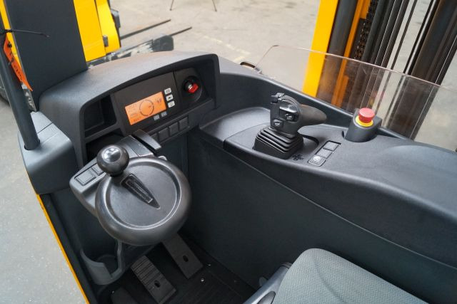 Jungheinrich ETV216 - Tolóoszlopos targoncá: 3 kép. Jungheinrich ETV216 - Tolóoszlopos targoncá: 3 kép.