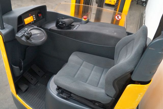 Jungheinrich ETV216 - Tolóoszlopos targoncá: 3 kép. Jungheinrich ETV216 - Tolóoszlopos targoncá: 3 kép.