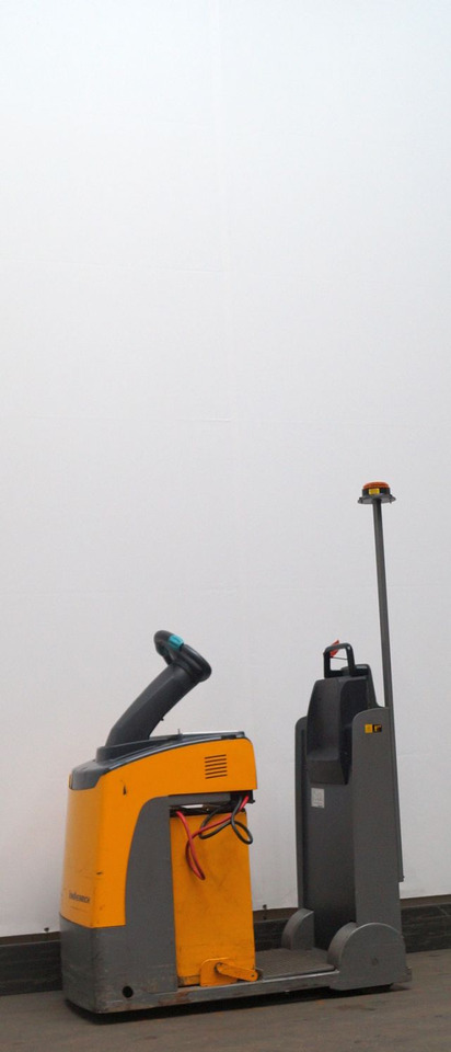 Jungheinrich EZS130 - Elektromos vontató: 1 kép. Jungheinrich EZS130 - Elektromos vontató: 1 kép.