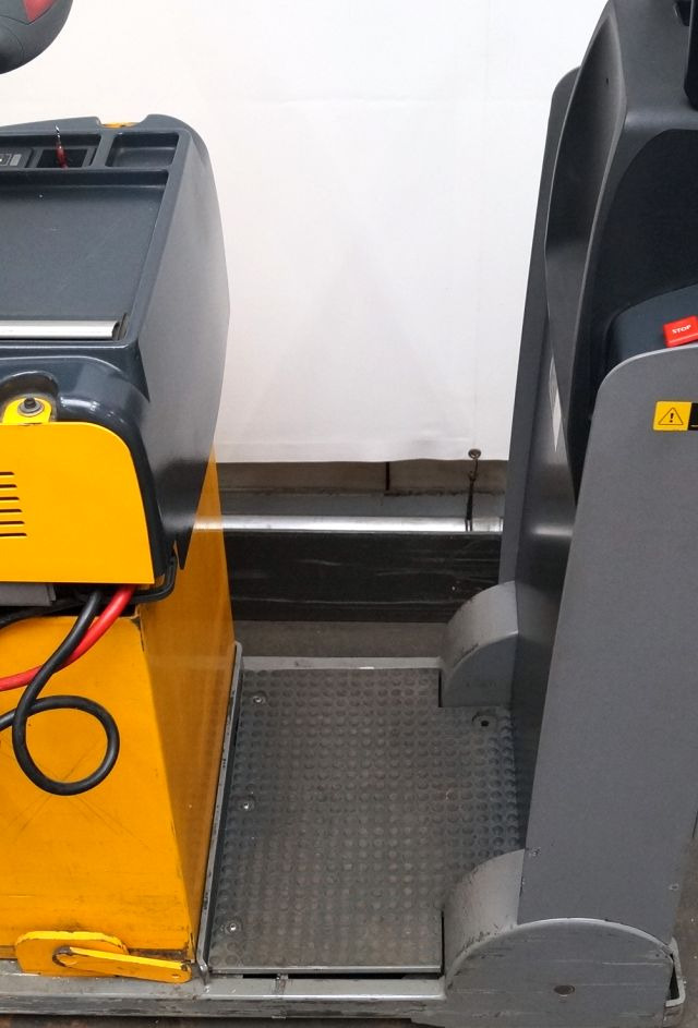 Jungheinrich EZS130 - Elektromos vontató: 5 kép. Jungheinrich EZS130 - Elektromos vontató: 5 kép.