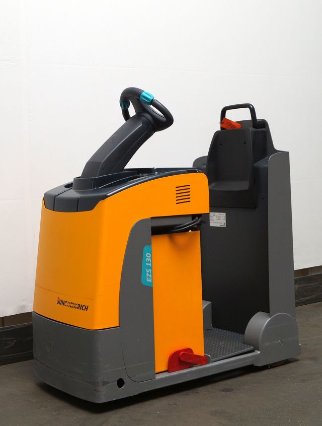Jungheinrich EZS130 - Elektromos vontató: 1 kép. Jungheinrich EZS130 - Elektromos vontató: 1 kép.