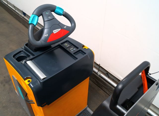 Jungheinrich EZS130 - Elektromos vontató: 3 kép. Jungheinrich EZS130 - Elektromos vontató: 3 kép.
