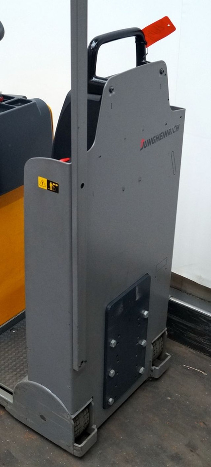 Jungheinrich EZS130 - Elektromos vontató: 4 kép. Jungheinrich EZS130 - Elektromos vontató: 4 kép.