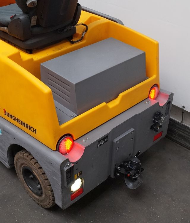 Jungheinrich EZS570 - Elektromos vontató: 4 kép. Jungheinrich EZS570 - Elektromos vontató: 4 kép.
