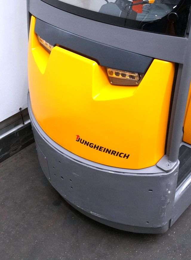 Jungheinrich EZS570 - Elektromos vontató: 3 kép. Jungheinrich EZS570 - Elektromos vontató: 3 kép.