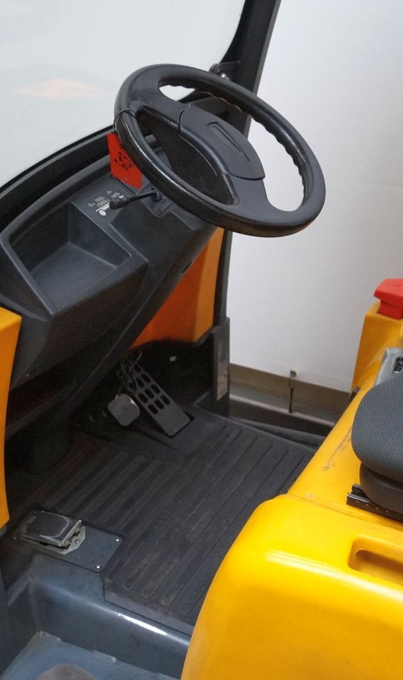Jungheinrich EZS570 - Elektromos vontató: 4 kép. Jungheinrich EZS570 - Elektromos vontató: 4 kép.