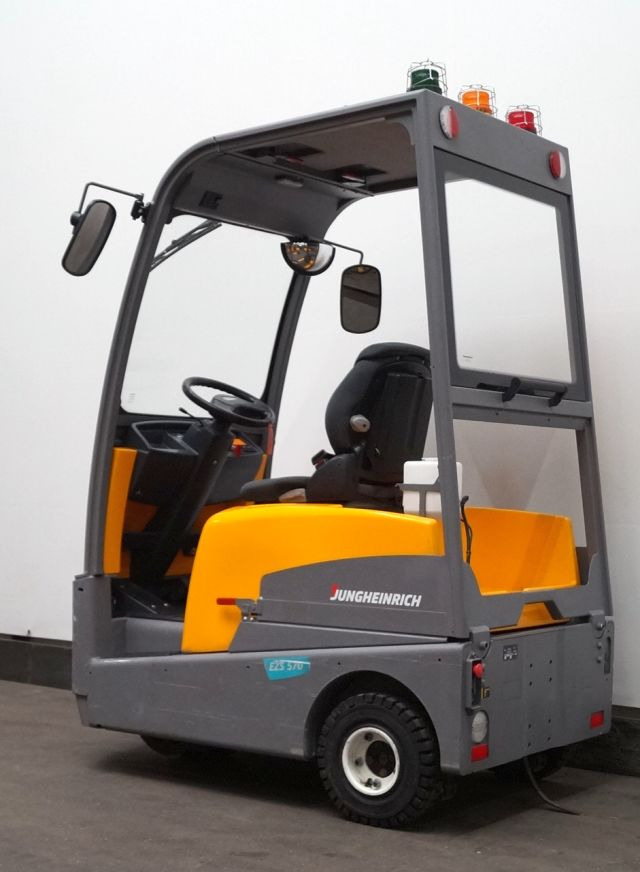 Jungheinrich EZS570 - Elektromos vontató: 2 kép. Jungheinrich EZS570 - Elektromos vontató: 2 kép.