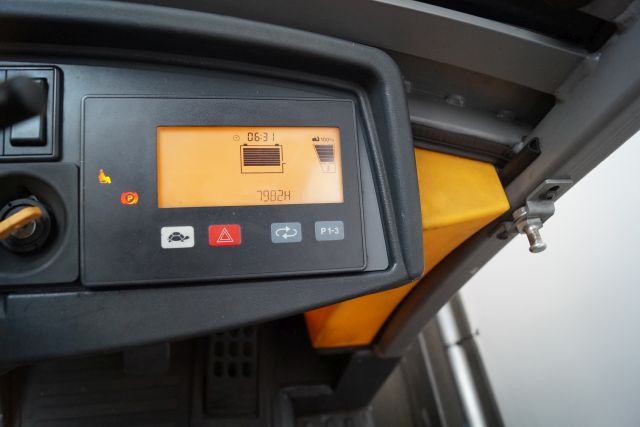 Jungheinrich EZS570 - Elektromos vontató: 4 kép. Jungheinrich EZS570 - Elektromos vontató: 4 kép.