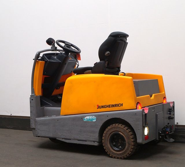 Jungheinrich EZS570 - Elektromos vontató: 2 kép. Jungheinrich EZS570 - Elektromos vontató: 2 kép.