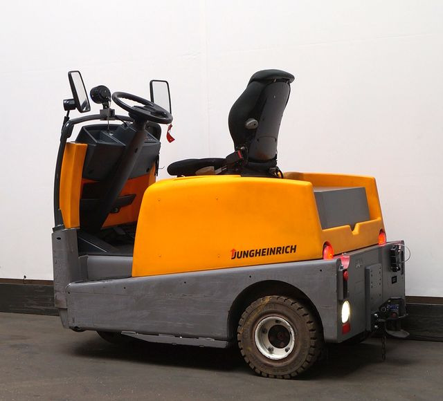 Jungheinrich EZS570 - Elektromos vontató: 2 kép. Jungheinrich EZS570 - Elektromos vontató: 2 kép.