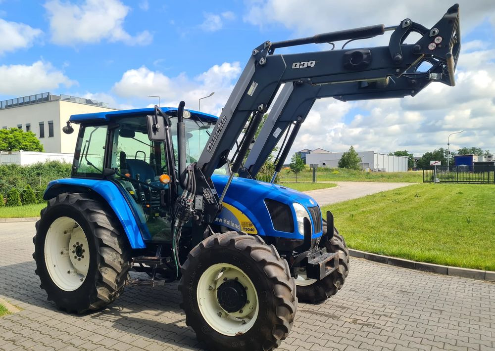 New Holland T5040 - Traktor: 2 kép. New Holland T5040 - Traktor: 2 kép.
