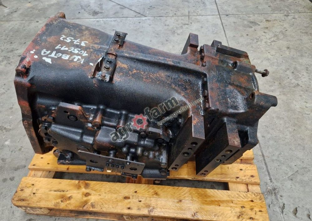 Skrzynia biegów Kubota M7-171 ZF CVT - Sebességváltó: 2 kép. Skrzynia biegów Kubota M7-171 ZF CVT - Sebességváltó: 2 kép.