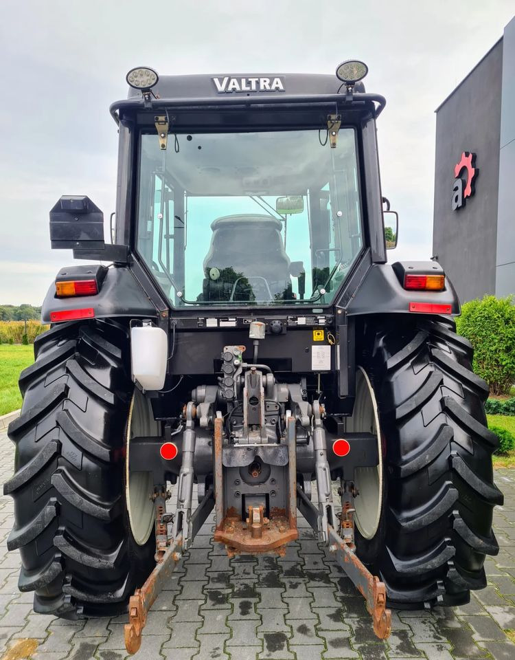 Valtra A93 - Traktor: 5 kép. Valtra A93 - Traktor: 5 kép.