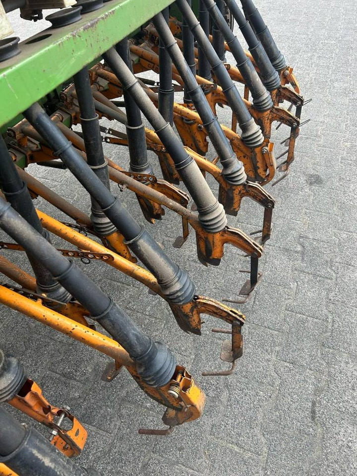 Amazone D7 Type 33 - Szemenkénti vetőgép: 4 kép. Amazone D7 Type 33 - Szemenkénti vetőgép: 4 kép.