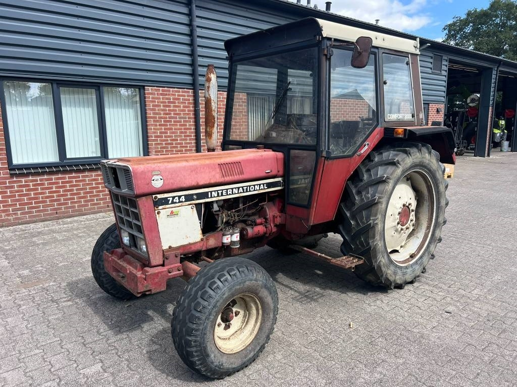 International 744 - Traktor: 1 kép. International 744 - Traktor: 1 kép.
