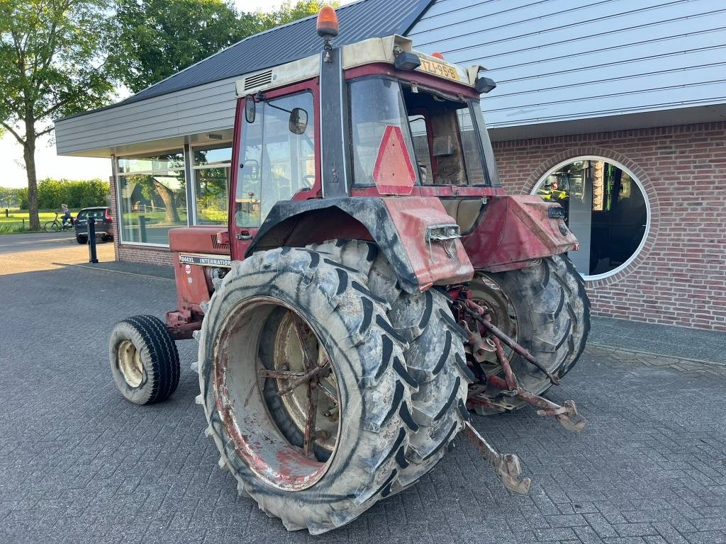 International 844 - Traktor: 3 kép. International 844 - Traktor: 3 kép.