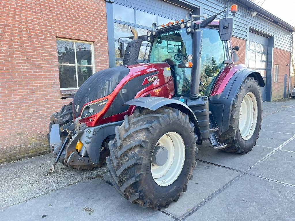 Valtra T 174 Versu - Traktor: 1 kép. Valtra T 174 Versu - Traktor: 1 kép.