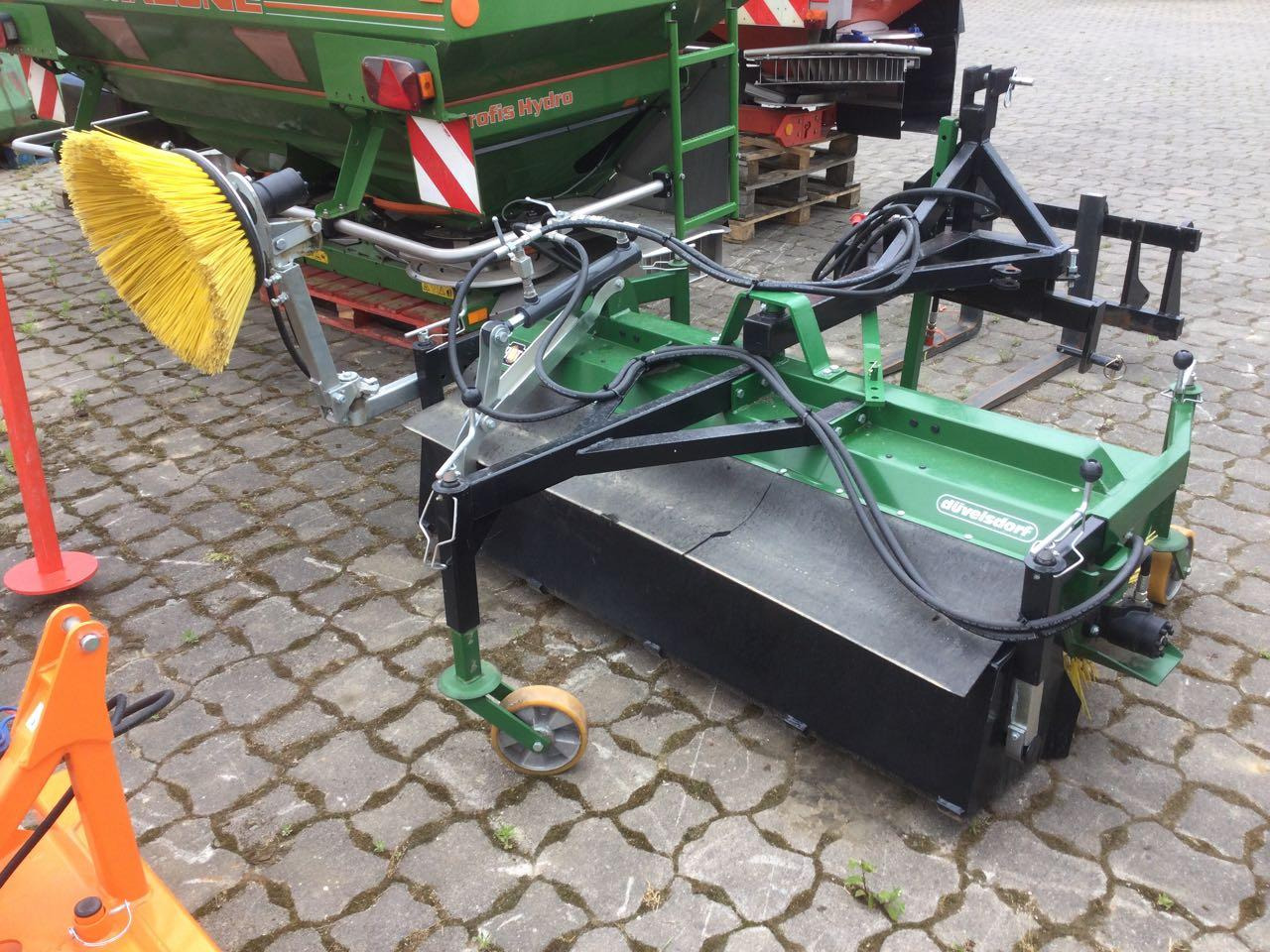 Düvelsdorf Stratos 1,70 mtr. - Ferde seprő - Többcélú/ Speciális jármű: 2 kép. Düvelsdorf Stratos 1,70 mtr. - Ferde seprő - Többcélú/ Speciális jármű: 2 kép.