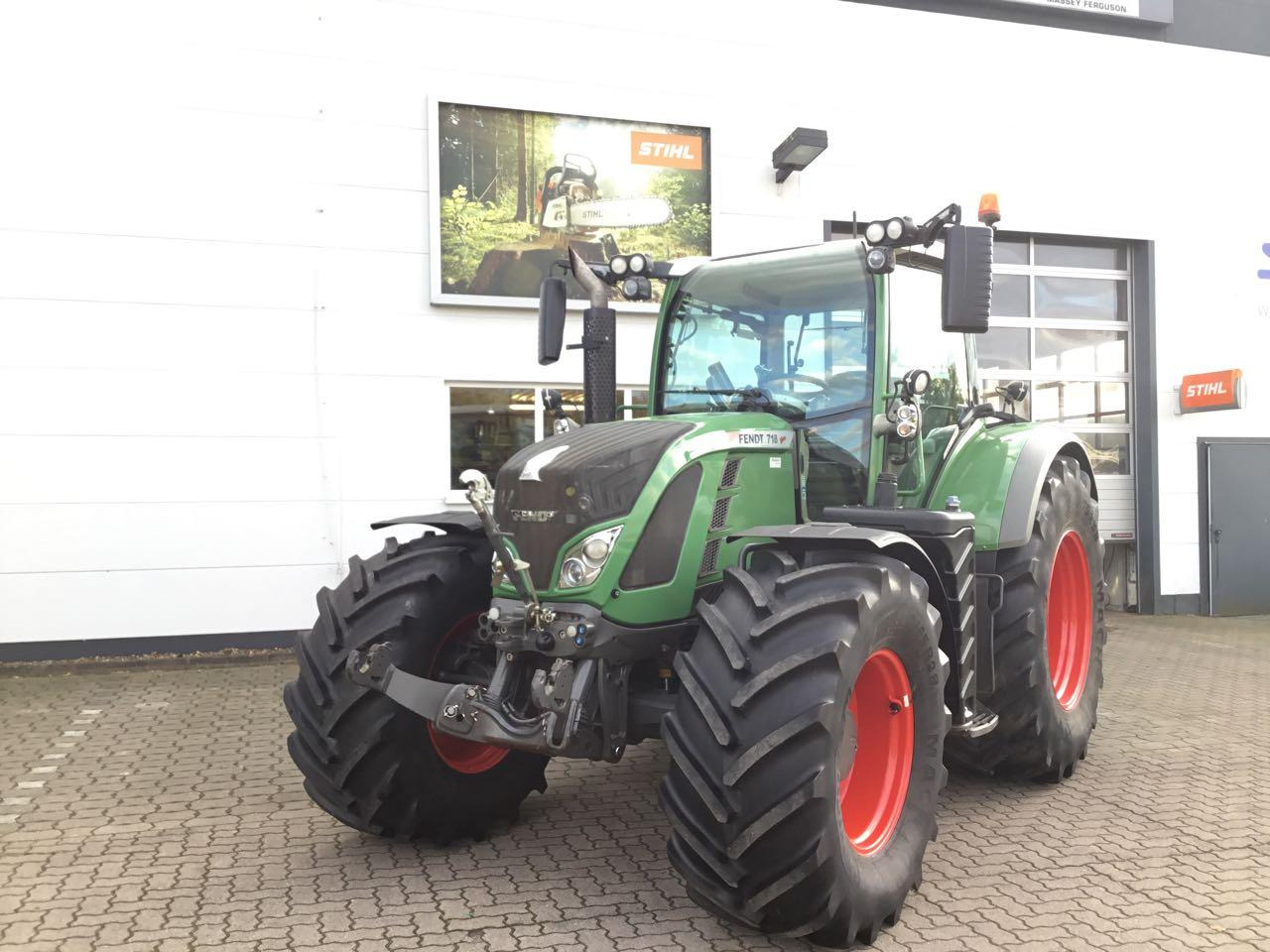 Fendt 718 SCR Vario ProfiPlus - Traktor: 2 kép. Fendt 718 SCR Vario ProfiPlus - Traktor: 2 kép.