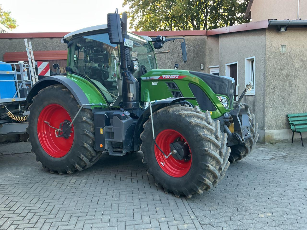 Fendt 724 Gen. 6 Profi Plus - Traktor: 3 kép. Fendt 724 Gen. 6 Profi Plus - Traktor: 3 kép.