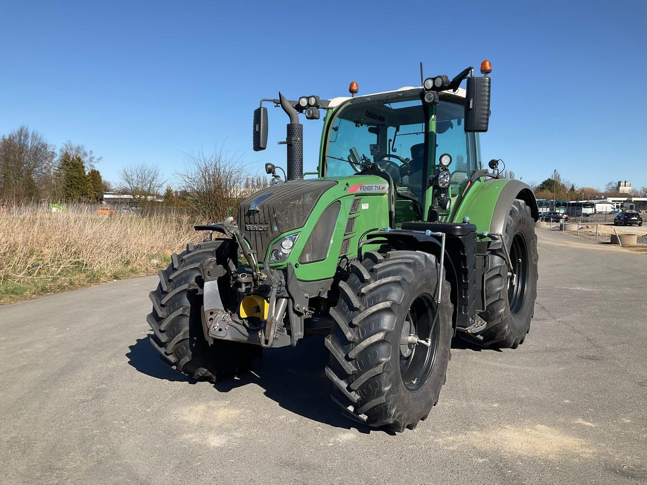 Fendt Vario 714 SCR Profi Plus - Traktor: 2 kép. Fendt Vario 714 SCR Profi Plus - Traktor: 2 kép.
