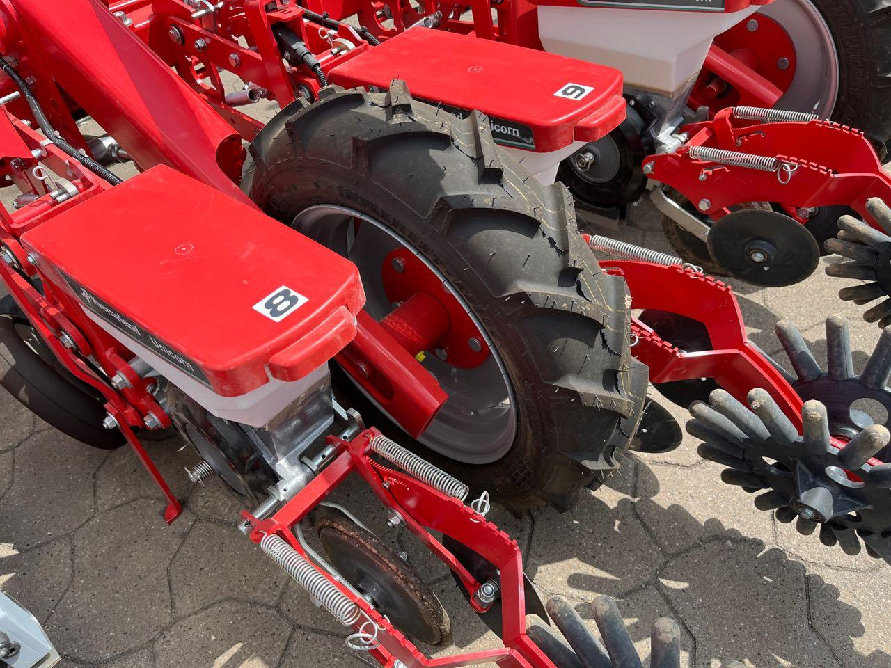 Kverneland Unicorn SD e-drive - Precíziós vetőgép: 5 kép. Kverneland Unicorn SD e-drive - Precíziós vetőgép: 5 kép.