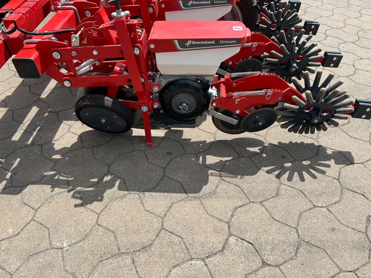 Kverneland Unicorn SD e-drive - Precíziós vetőgép: 3 kép. Kverneland Unicorn SD e-drive - Precíziós vetőgép: 3 kép.