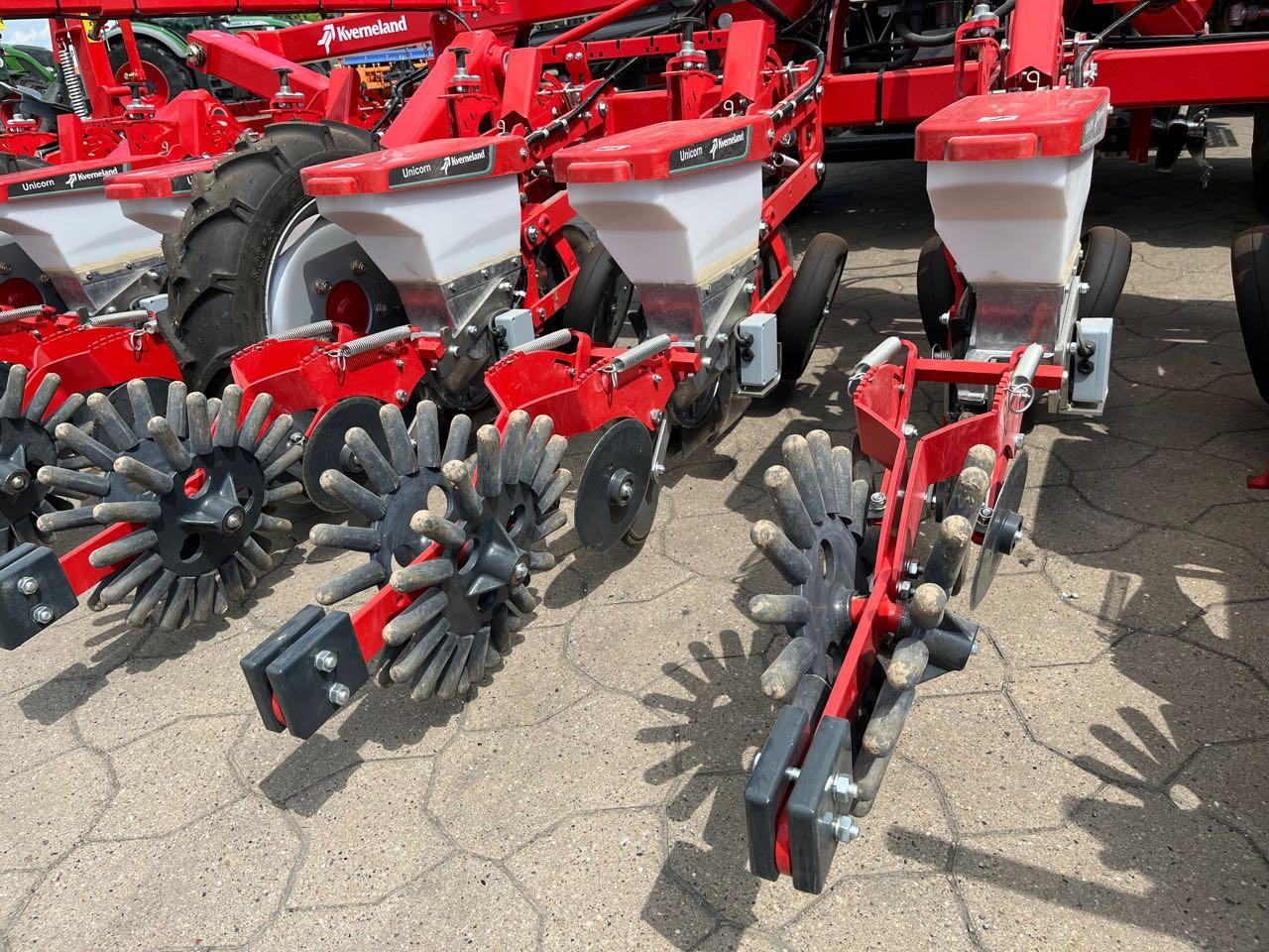 Kverneland Unicorn SD e-drive - Precíziós vetőgép: 4 kép. Kverneland Unicorn SD e-drive - Precíziós vetőgép: 4 kép.