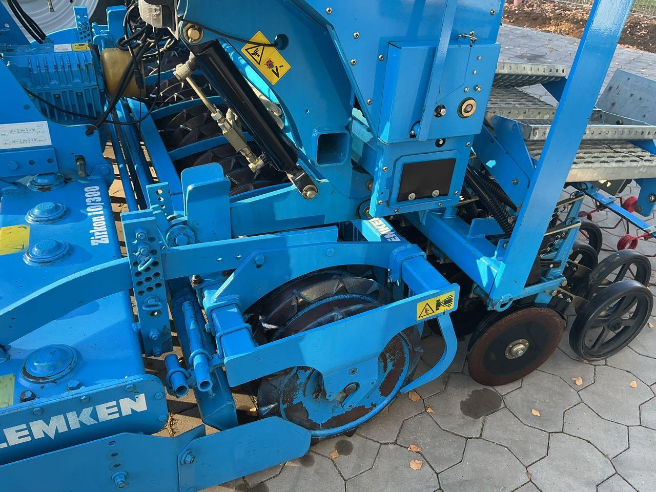 Lemken Saphir 7/300 DS - Kombinált vetőgép: 3 kép. Lemken Saphir 7/300 DS - Kombinált vetőgép: 3 kép.