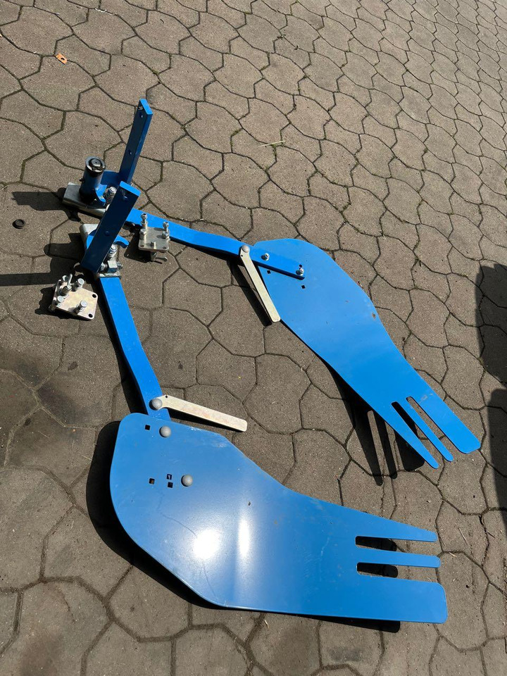 Lemken Seitenschilde für Karat 9 - Kultivátor: 2 kép. Lemken Seitenschilde für Karat 9 - Kultivátor: 2 kép.