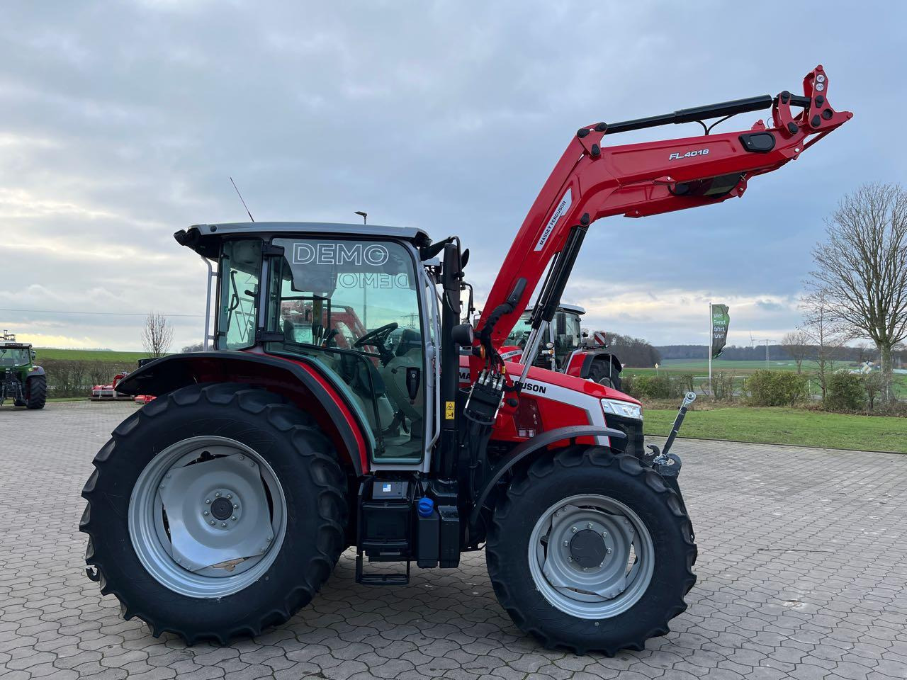 Massey Ferguson 5M.115 Dyna-4 Essential - Traktor: 2 kép. Massey Ferguson 5M.115 Dyna-4 Essential - Traktor: 2 kép.