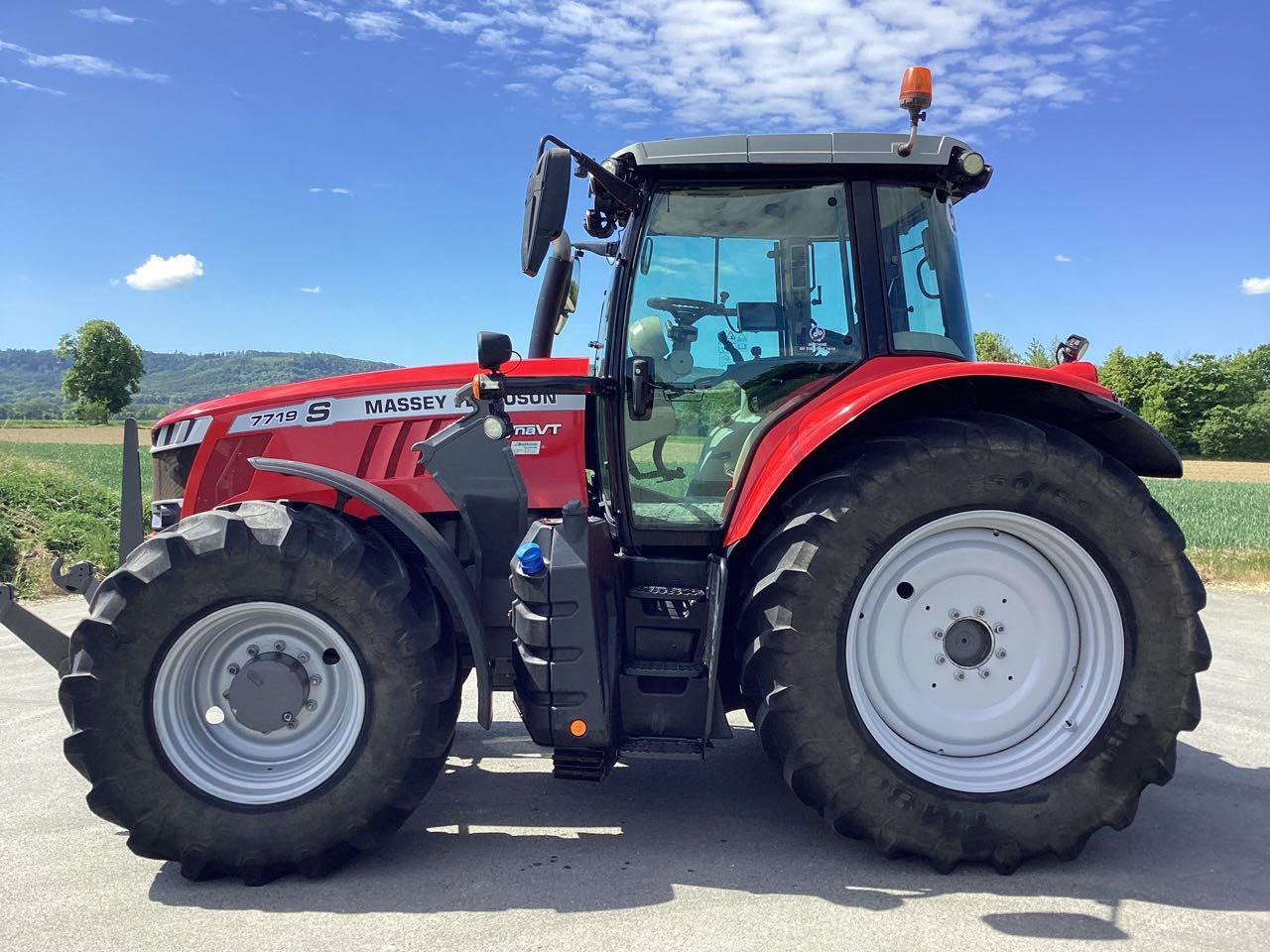 Massey Ferguson 7719 Dyna VT - Traktor: 2 kép. Massey Ferguson 7719 Dyna VT - Traktor: 2 kép.