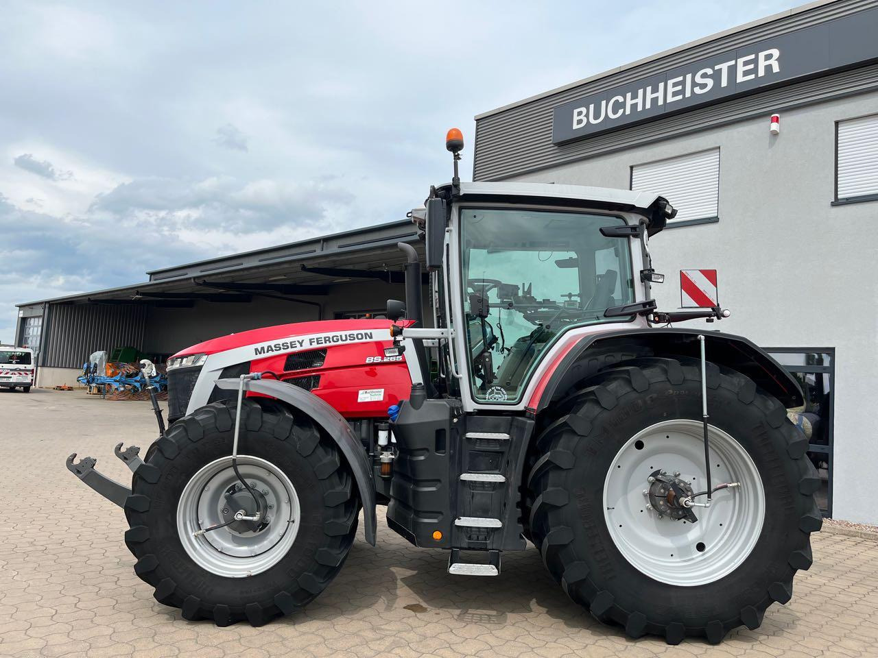 Massey Ferguson 8S.265 Dyna-VT Exclusive - Traktor: 2 kép. Massey Ferguson 8S.265 Dyna-VT Exclusive - Traktor: 2 kép.